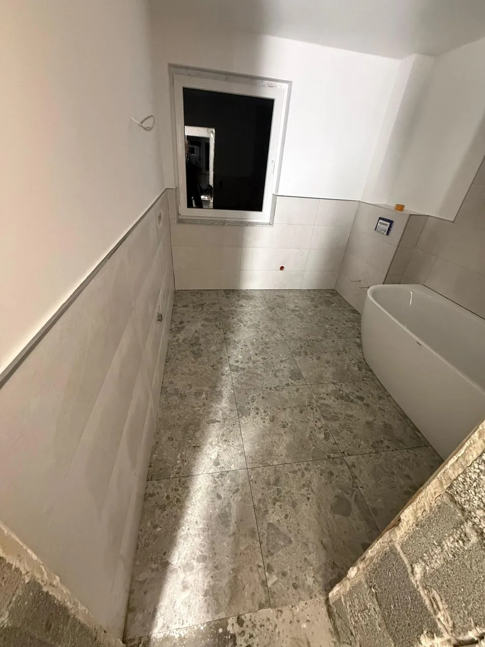 Fliesenarbeiten abgeschlossen, Wanne gesetzt
