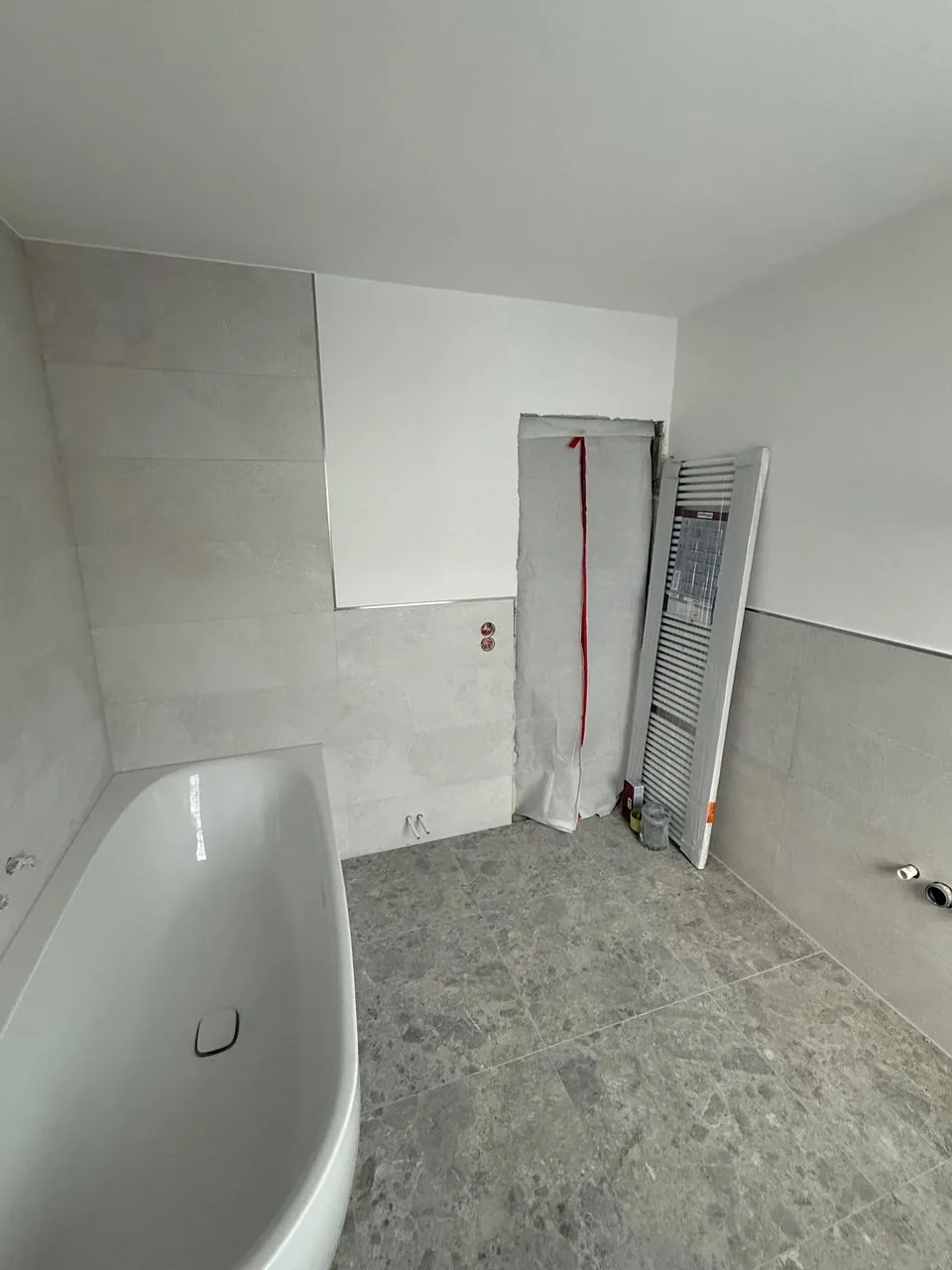 Badewanne eingebaut, Heizkörper folgt