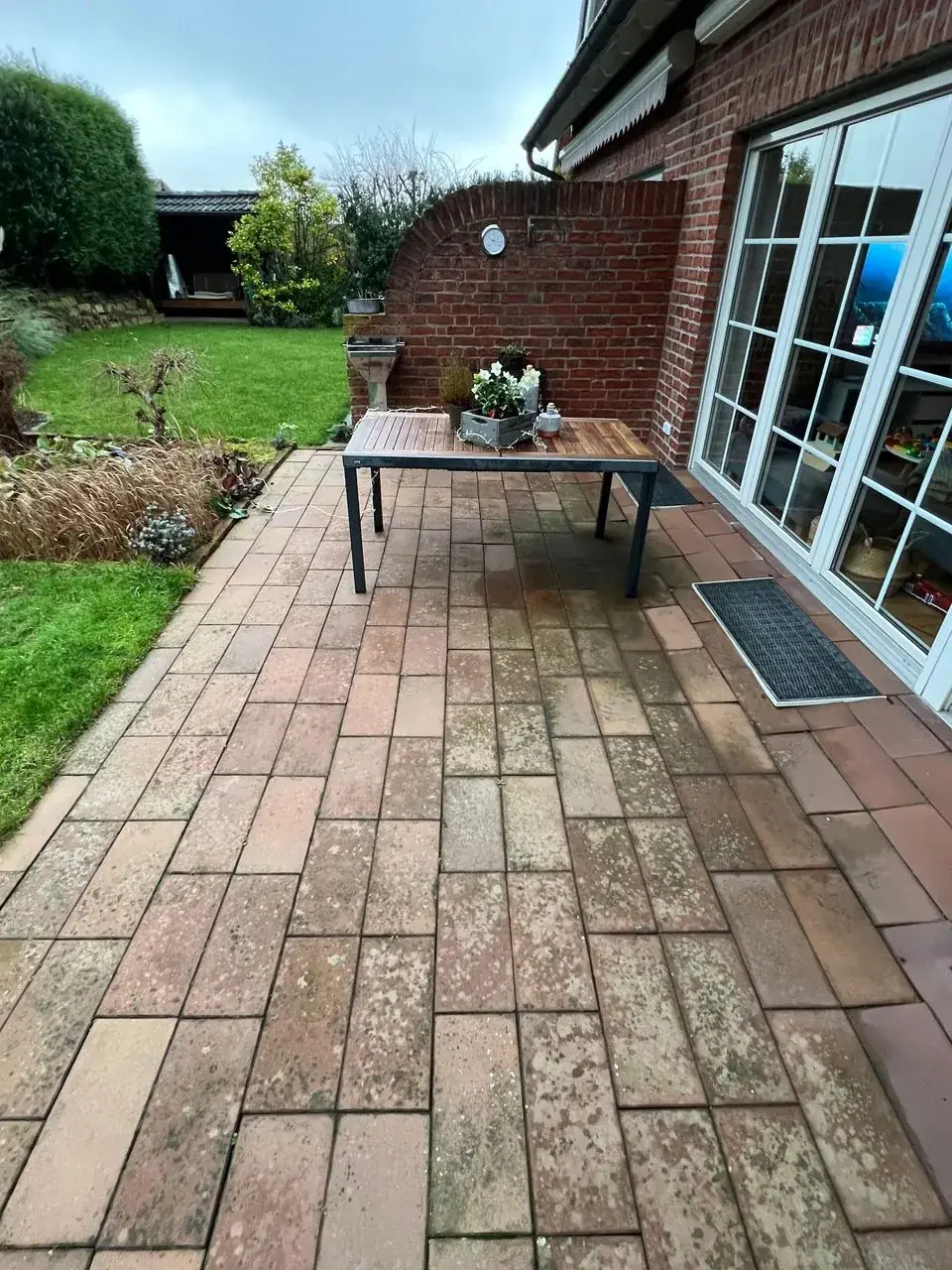 Vorher: die alte, verwitterte Terrasse
