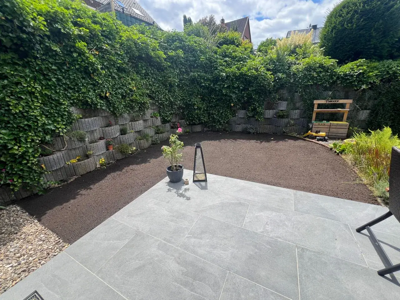 Neue Terrassenplatten verlegt