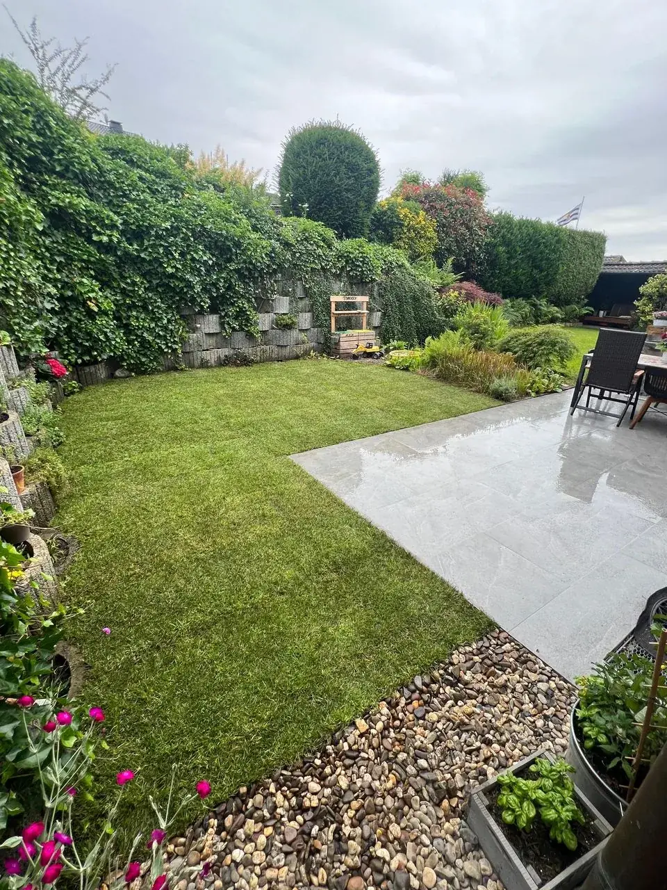 Fertig: neue Terrasse mit frischem Rasen